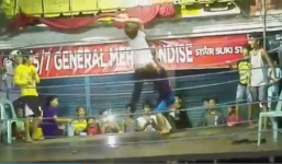 'Không thể nhịn cười' với màn đấm bốc trên cả nghiệp dư của võ sĩ tóc dài